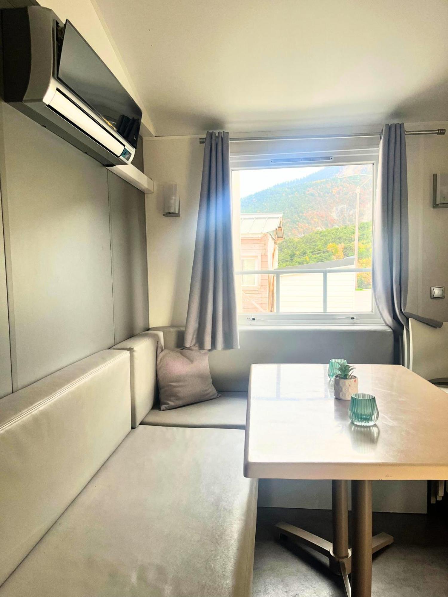 Village De Chalets Et Camping La Pierre De L'Aigle La Bréole エクステリア 写真