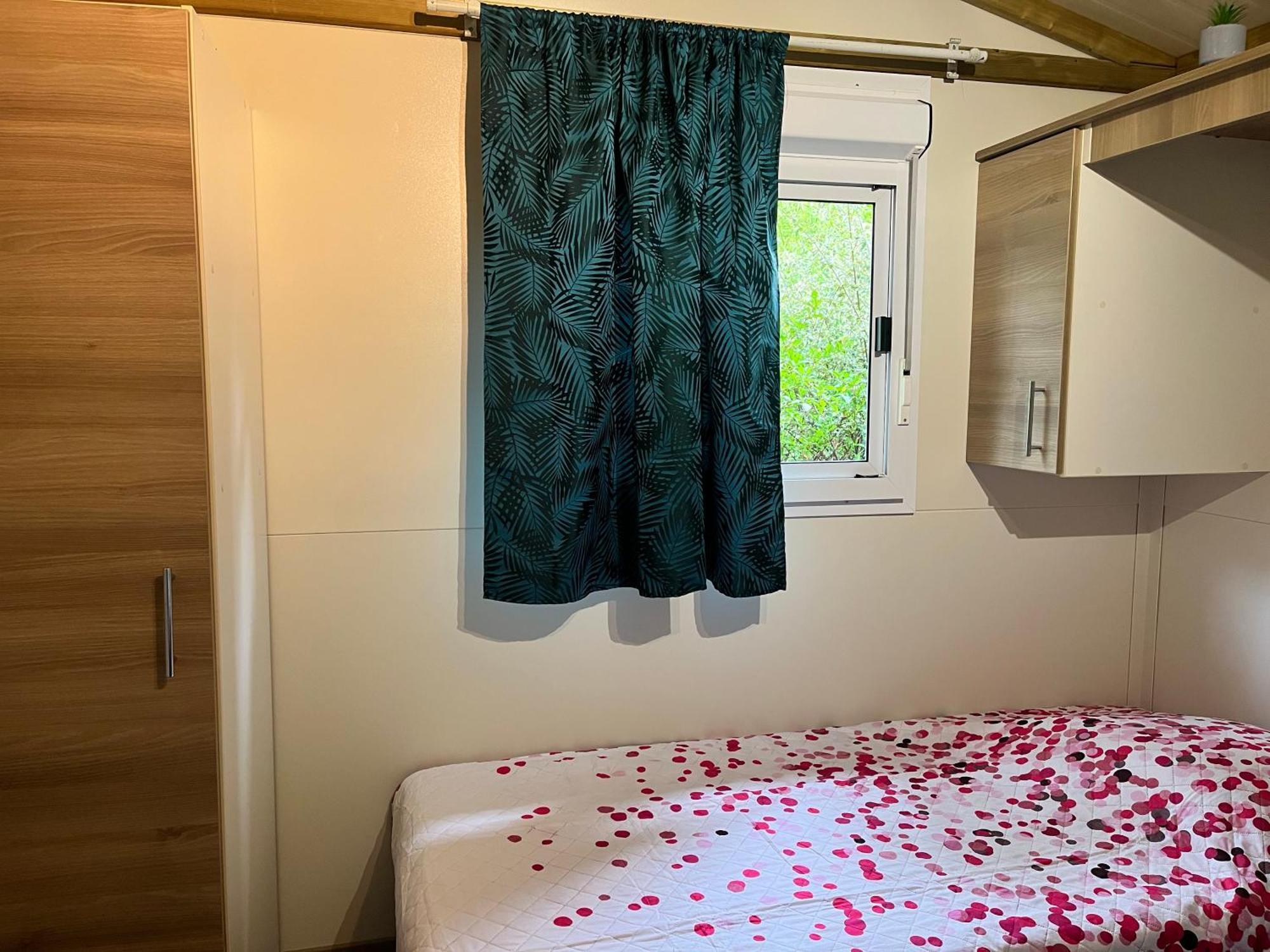 Village De Chalets Et Camping La Pierre De L'Aigle La Bréole エクステリア 写真