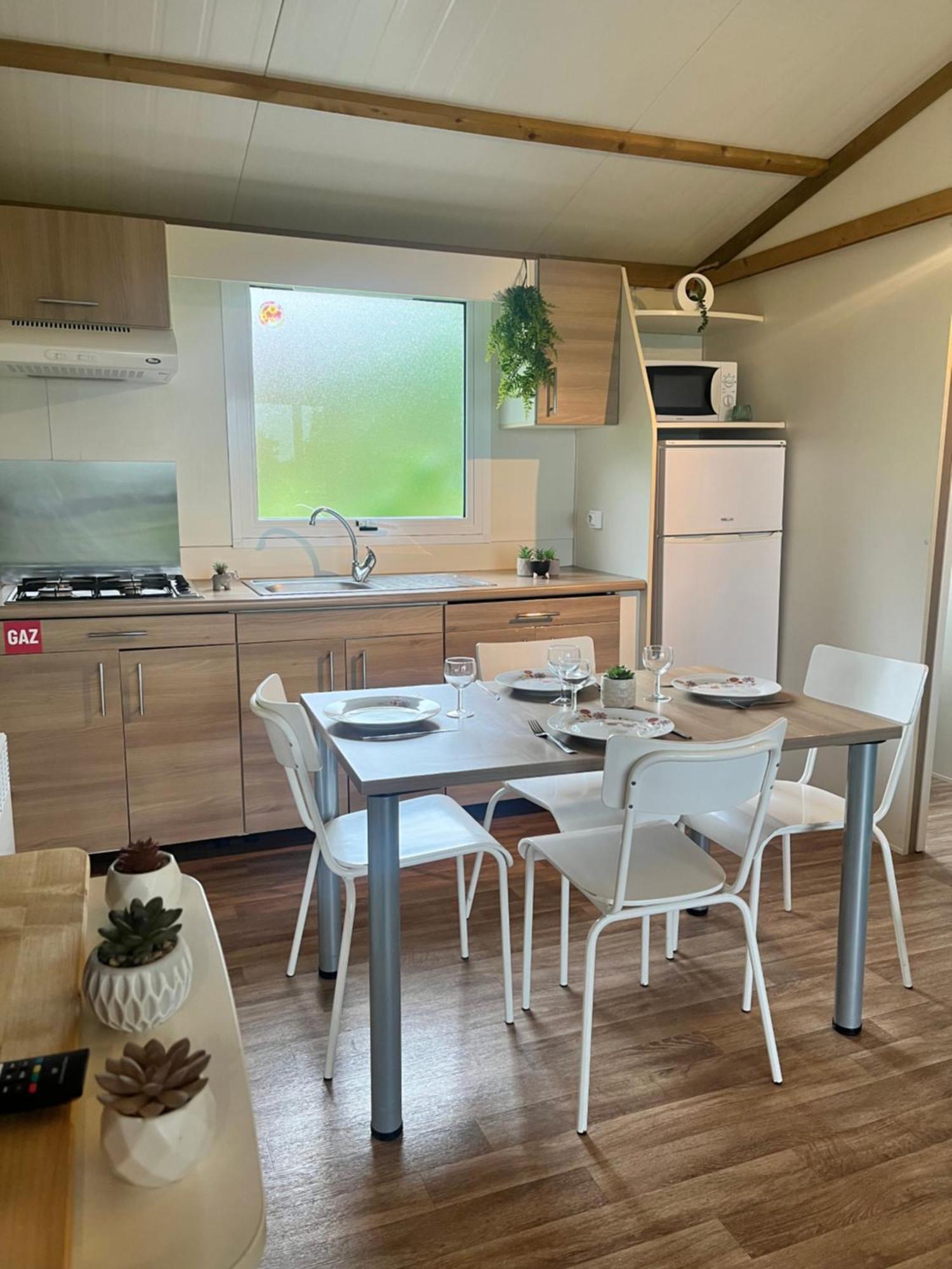 Village De Chalets Et Camping La Pierre De L'Aigle La Bréole エクステリア 写真