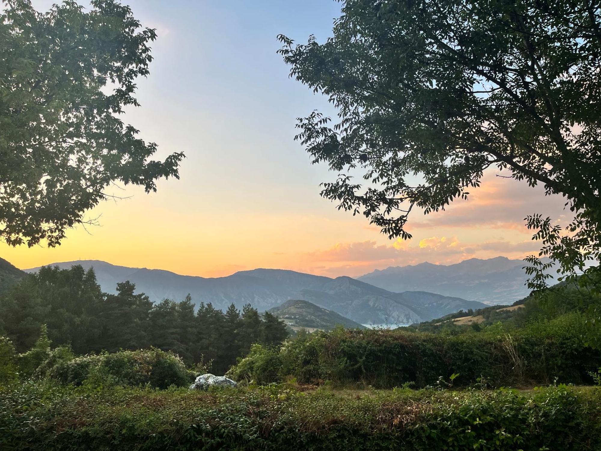 Village De Chalets Et Camping La Pierre De L'Aigle La Bréole エクステリア 写真