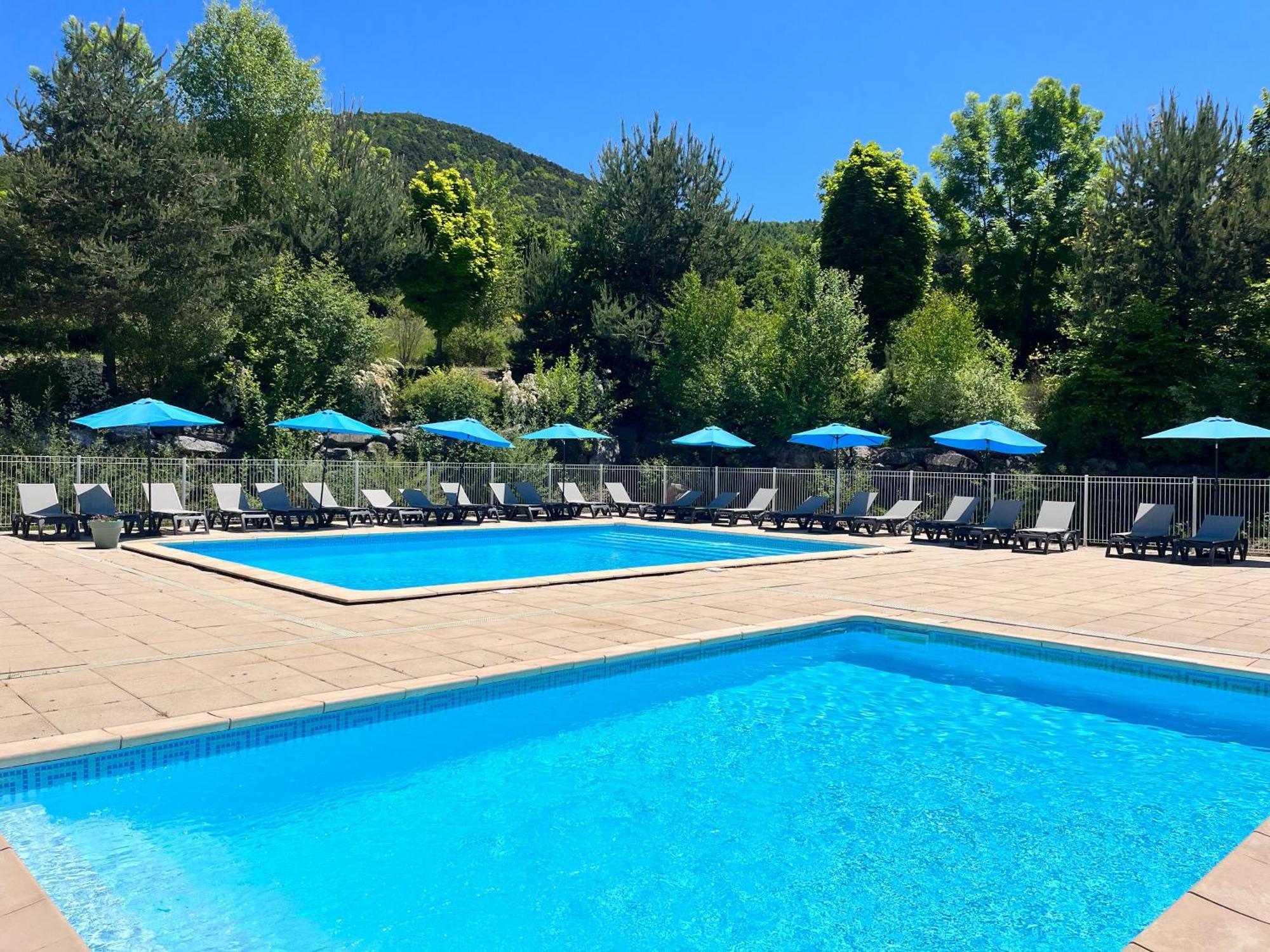 Village De Chalets Et Camping La Pierre De L'Aigle La Bréole エクステリア 写真
